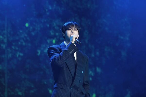 ▲▼秋泳愚在台灣認出粉絲！呆萌喊「她跟我一起飛來，就坐我旁邊」。（圖／D-SHOW提供）