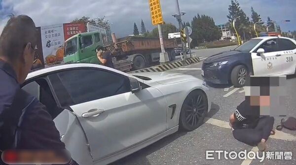 ▲▼警方部署警力於周邊道路，展開攔截圍捕行動，成功攔停涉案車輛，當場逮捕5名涉案人。（圖／吉安警分局提供，下同）