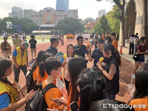 ▲▼台中警四分局到惠文高中宣導反詐「騙什麼騙？沒出息」。（圖／警方提供，下同）
