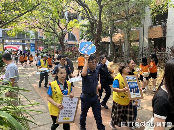 ▲▼台中警四分局到惠文高中宣導反詐「騙什麼騙？沒出息」。（圖／警方提供，下同）