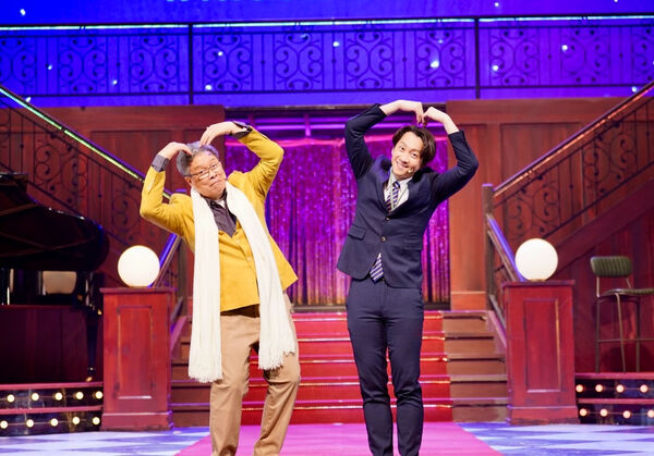 ▲楊烈在《明星養老院》跟陳漢典一起啾咪。（圖／金星文創提供）