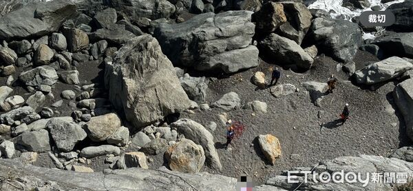 ▲▼特搜大隊利用繩索技術協助4名受困遊客成功脫困。（圖／花蓮消防局提供，下同）