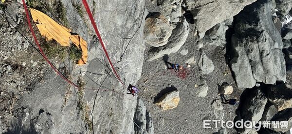 ▲▼特搜大隊利用繩索技術協助4名受困遊客成功脫困。（圖／花蓮消防局提供，下同）
