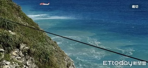 ▲▼特搜大隊利用繩索技術協助4名受困遊客成功脫困。（圖／花蓮消防局提供，下同）