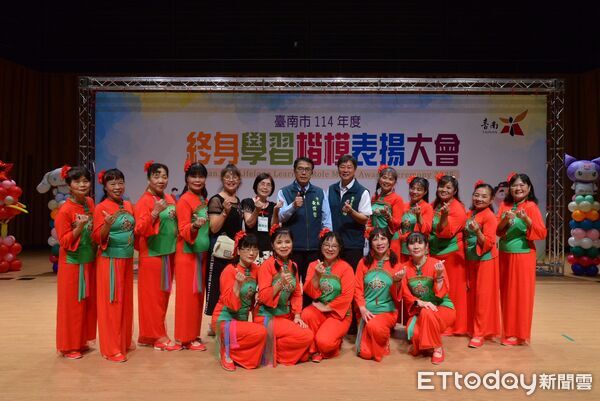 ▲台南市長黃偉哲出席終身學習楷模表揚大會，肯定185位學習典範。（記者林東良翻攝，下同）