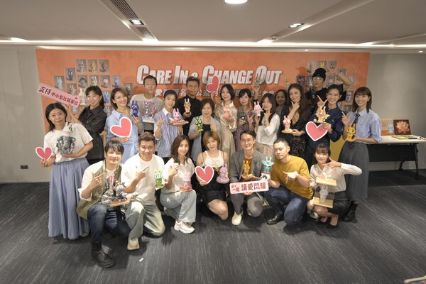 ▲「讓愛閃耀」創作競標義賣記者會，活動現場聚集22位名人與藝術家站台響應。（圖／萬海提供）