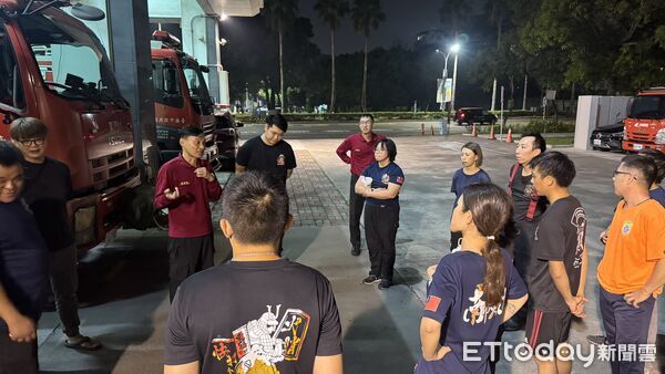 ▲台南市東門義消中隊與後甲、崇善中隊聯合訓練，加強火場梯間佈線技術。（記者林東良翻攝，下同）