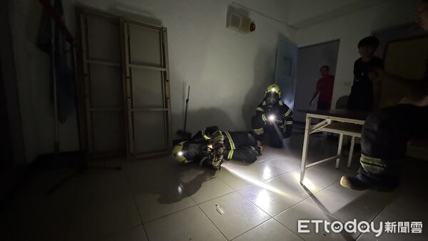 ▲台南市東門義消中隊與後甲、崇善中隊聯合訓練，加強火場梯間佈線技術。（記者林東良翻攝，下同）