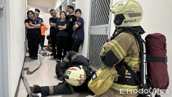 ▲台南市東門義消中隊與後甲、崇善中隊聯合訓練，加強火場梯間佈線技術。（記者林東良翻攝，下同）