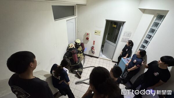 ▲台南市東門義消中隊與後甲、崇善中隊聯合訓練，加強火場梯間佈線技術。（記者林東良翻攝，下同）