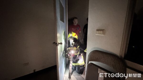 ▲台南市東門義消中隊與後甲、崇善中隊聯合訓練，加強火場梯間佈線技術。（記者林東良翻攝，下同）