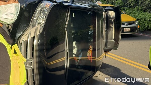 ▲▼新店自小客失控擦撞側翻，駕駛一度受困。（圖／記者陳以昇攝）