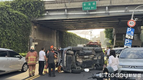 ▲▼新店自小客失控擦撞側翻，駕駛一度受困。（圖／記者陳以昇攝）