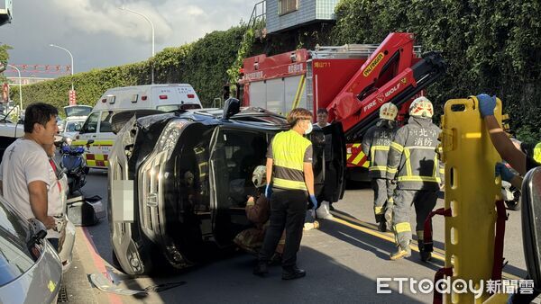 ▲▼新店自小客失控擦撞側翻，駕駛一度受困。（圖／記者陳以昇攝）