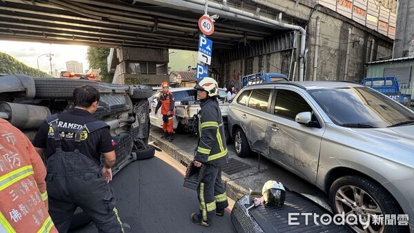 ▲▼新店自小客失控擦撞側翻，駕駛一度受困。（圖／記者陳以昇攝）
