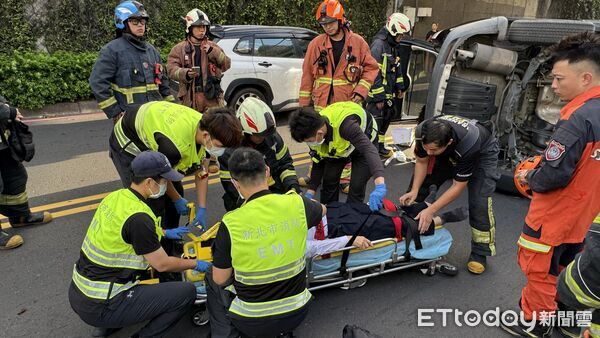 ▲▼新店自小客失控擦撞側翻，駕駛一度受困。（圖／記者陳以昇攝）