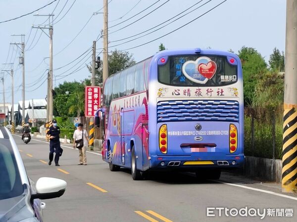 ▲新社花海才開幕！遊覽車「跨雙黃線」撞機車　情侶賞花濺血。（圖／記者游瓊華翻攝）