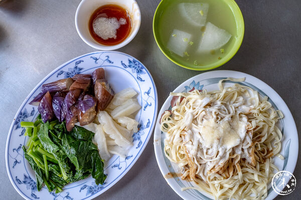 ▲▼嘉義東區美食「羅家涼麵」在地特色白醋麻醬寬粗麵，必搶「蟳粿」晚來吃不到！（圖／部落客桃桃提供）