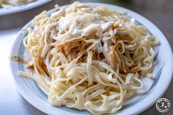▲▼嘉義東區美食「羅家涼麵」在地特色白醋麻醬寬粗麵，必搶「蟳粿」晚來吃不到！（圖／部落客桃桃提供）