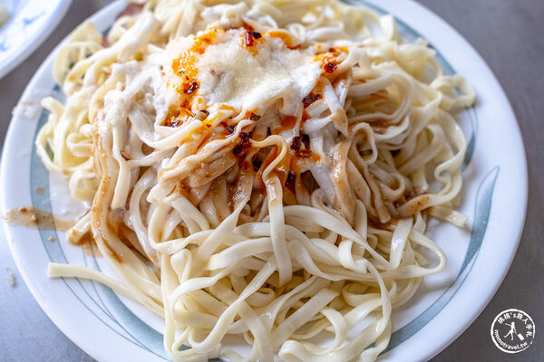 ▲▼嘉義東區美食「羅家涼麵」在地特色白醋麻醬寬粗麵，必搶「蟳粿」晚來吃不到！（圖／部落客桃桃提供）