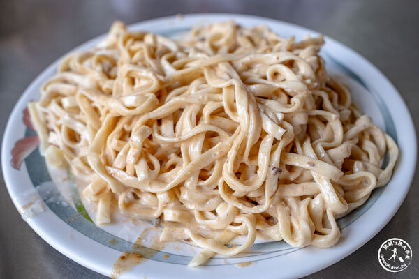 ▲▼嘉義東區美食「羅家涼麵」在地特色白醋麻醬寬粗麵，必搶「蟳粿」晚來吃不到！（圖／部落客桃桃提供）