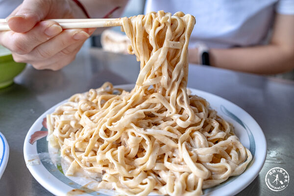 ▲▼嘉義東區美食「羅家涼麵」在地特色白醋麻醬寬粗麵，必搶「蟳粿」晚來吃不到！（圖／部落客桃桃提供）
