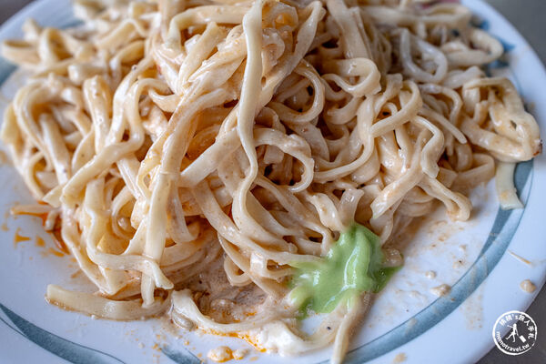 ▲▼嘉義東區美食「羅家涼麵」在地特色白醋麻醬寬粗麵，必搶「蟳粿」晚來吃不到！（圖／部落客桃桃提供）