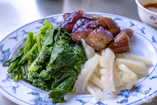 ▲▼嘉義東區美食「羅家涼麵」在地特色白醋麻醬寬粗麵，必搶「蟳粿」晚來吃不到！（圖／部落客桃桃提供）