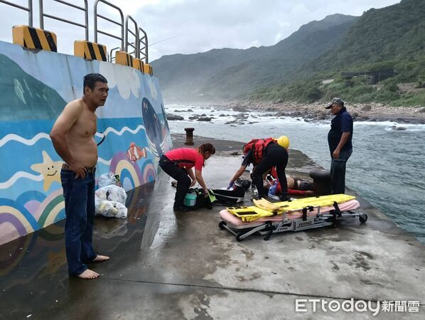 ▲▼消防局救護人員為宜蘭頭城桶盤堀漁港落海釣客急救。（圖／記者游芳男翻攝，下同）