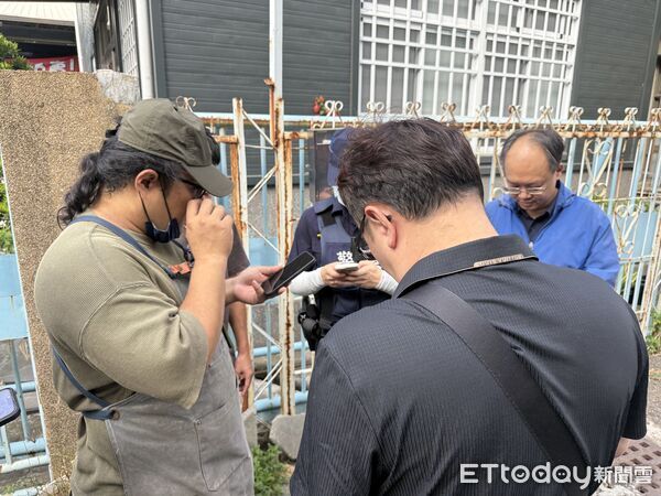 ▲陳姓二手貨商清運物品時意外發現迫擊砲彈，事後才驚覺危險報案求助。（民眾提供，下同）