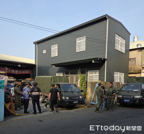 ▲陳姓二手貨商清運物品時意外發現迫擊砲彈，事後才驚覺危險報案求助。（民眾提供，下同）