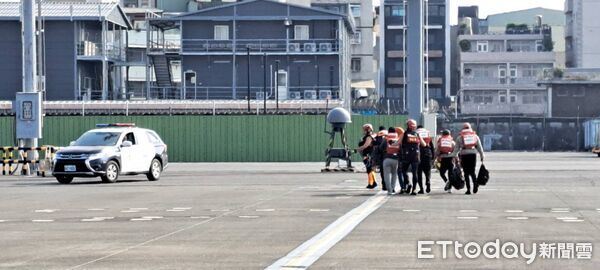 ▲▼高雄外海貨輪遇險！動力喪失恐遭颱風吞噬，空勤總隊火速救援6船員。（圖／記者賴文萱翻攝）