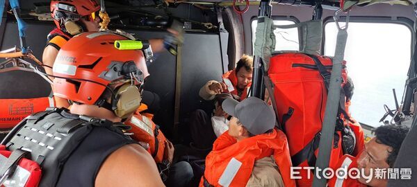 ▲▼高雄外海貨輪遇險！動力喪失恐遭颱風吞噬，空勤總隊火速救援6船員。（圖／記者賴文萱翻攝）