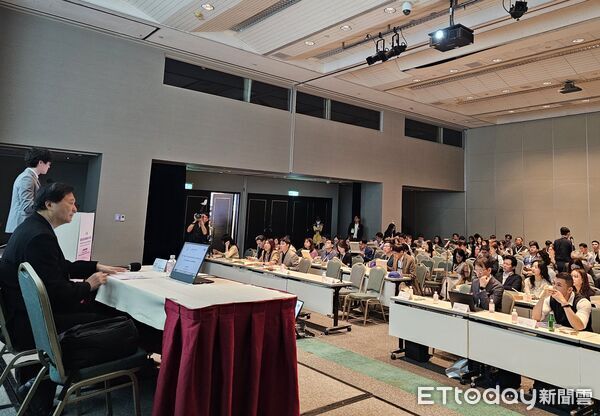 ▲王正坤醫師主持台灣皮膚科年會兩場專題論壇，解析再生醫學與臨床雷射新趨勢。（記者林東良翻攝，下同）