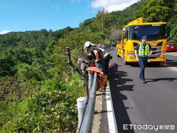 ▲李男騎紅牌重機跑北宜，疑似路況不熟衝至對向撞護欄摔落5米山坡。（圖／記者陸運陞翻攝）