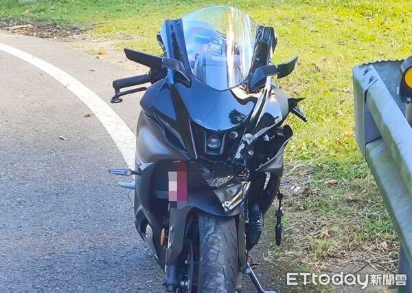 ▲李男騎紅牌重機跑北宜，疑似路況不熟衝至對向撞護欄摔落5米山坡。（圖／記者陸運陞翻攝）