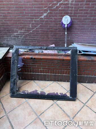 ▲大安區敦化南路9日下午發生一起強風吹落整片住宅玻璃意外案件。（圖／記者張君豪翻攝）