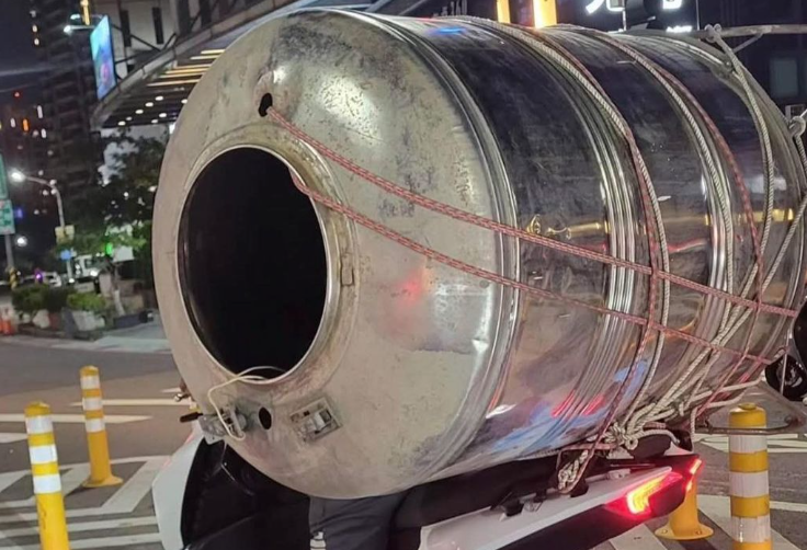 神級載貨!巨型水塔躺機車後座 騎士不見身影「只見雙腳撐地」