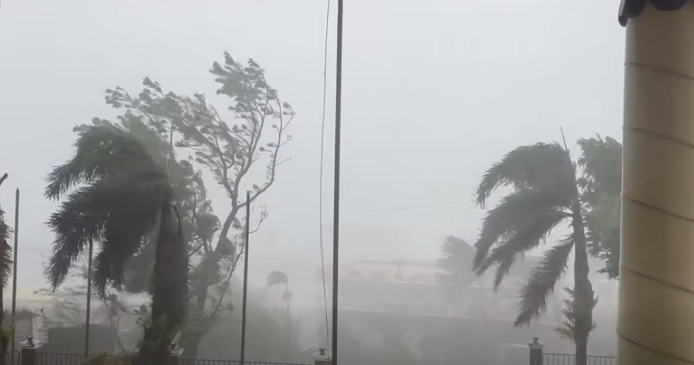 水淹及膝、民宅被沖毀!超級颱風鳳凰壓境 菲律賓宣布停班課