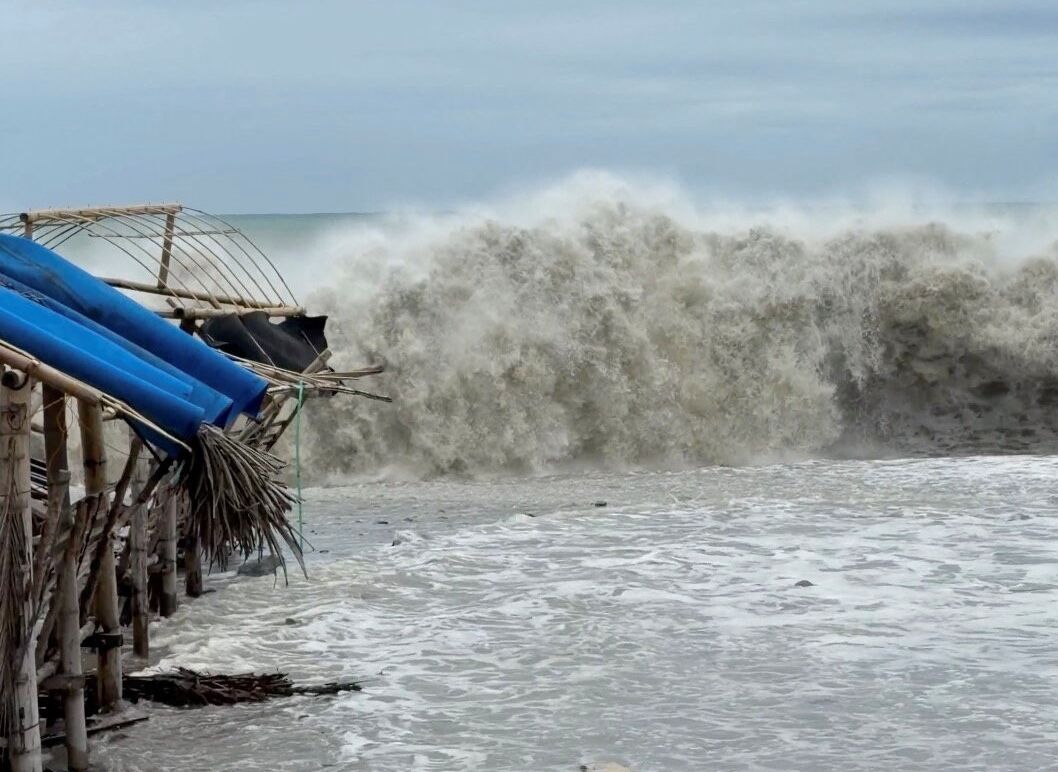 「屋舍被毀」畫面曝光！鳳凰還沒登陸爆災情　菲急撤90萬人
