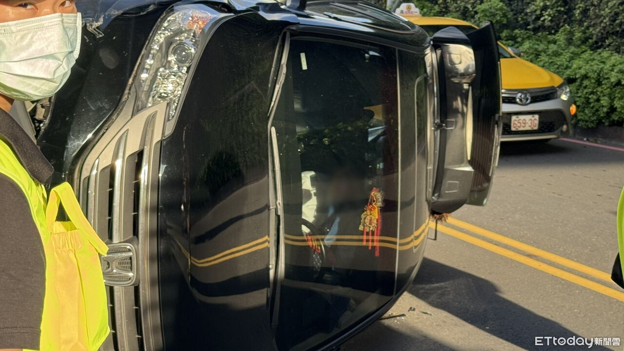 快訊／新莊自小客失控！連撞3車側翻　駕駛受困車內畫面曝