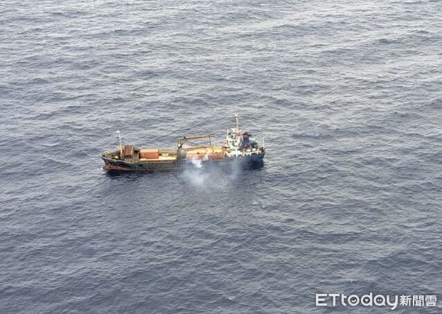 高雄外海貨輪遇險！動力喪失恐遭颱風吞噬　空勤總隊急救6船員