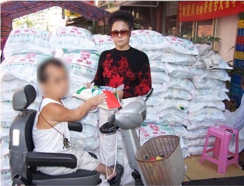 ▲▼昔開敞篷車發錢送暖！高雄「大姐頭」逝世　兒豪發上百萬完成遺願。（圖／翻攝高雄市議員許采蓁臉書）