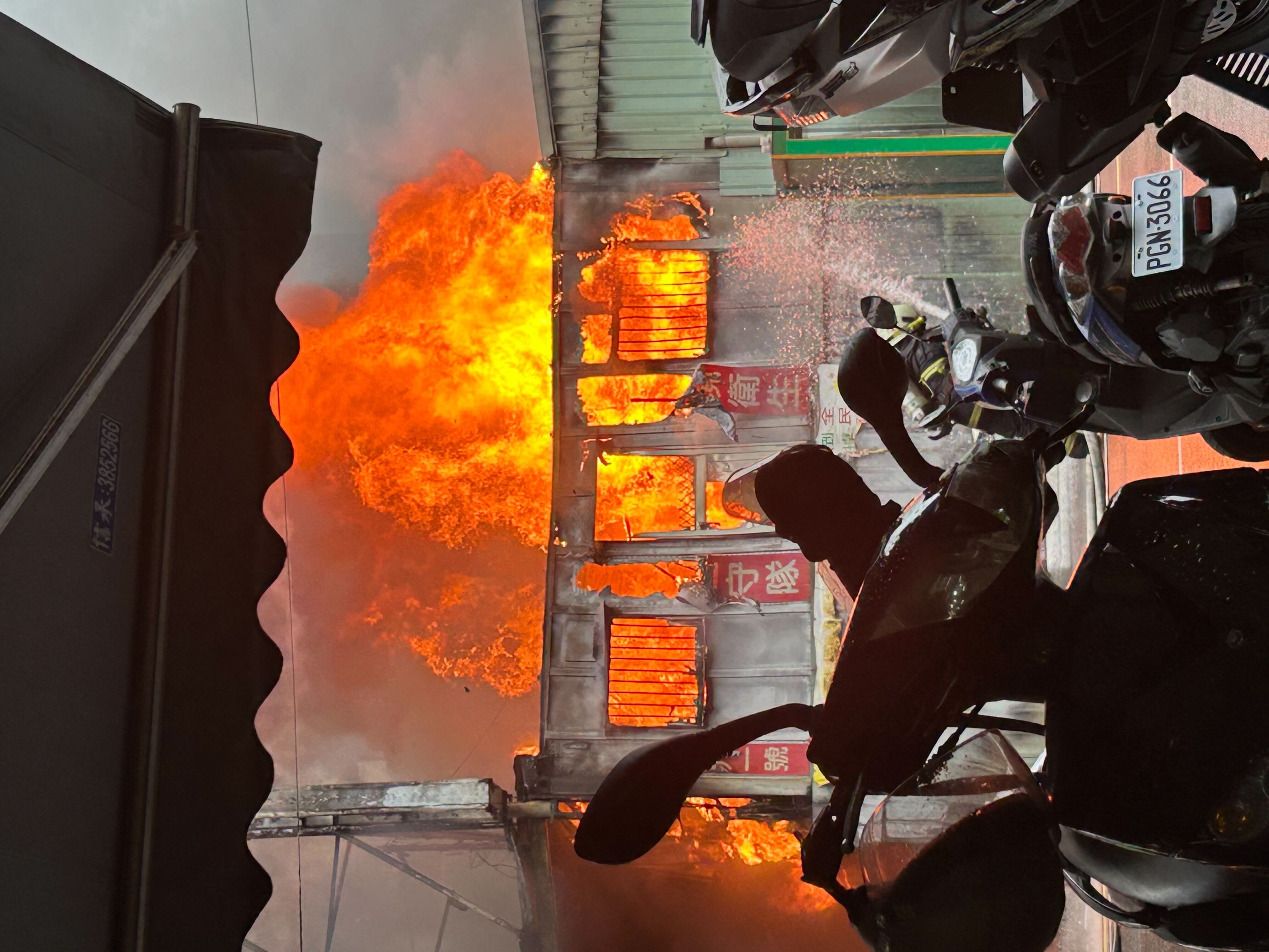 ▲▼快訊／高雄寶珠里活動中心「陷火海」！黑煙直衝天際　嚇人畫面曝。（圖／民眾提供）