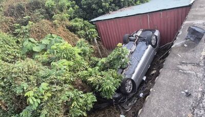 芬園驚悚車禍!阿公載4孫撞路邊車翻落荔枝園 5人輕重傷送醫