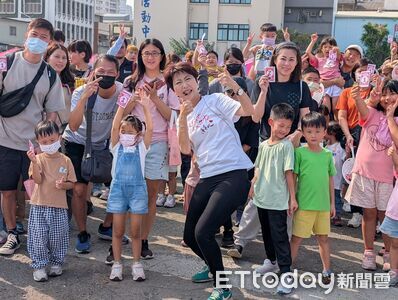 妃妃姐姐太空萌樂園爆場 陳亭妃:青壯世代不該再被夾成「三明治」