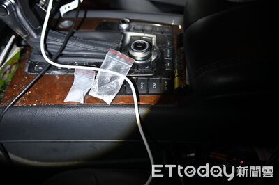 奥迪Q7藏毒拒檢路況不熟亂竄 闖窄巷硬撞2次電桿棄車逃逸