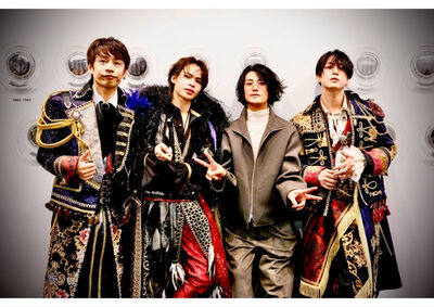 赤西仁驚喜合體龜梨和也!現身KAT-TUN告別演唱會 台下粉絲全哭了