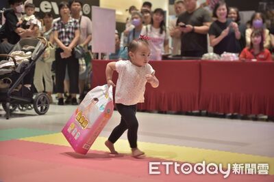 使勁拖拉也要帶回家!花蓮搬尿布大賽 90組寶貝各出奇招萌翻