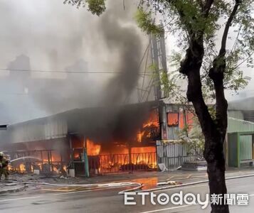 快訊/高雄寶珠里活動中心陷火海 黑煙衝天波及雙B嚇人畫面曝